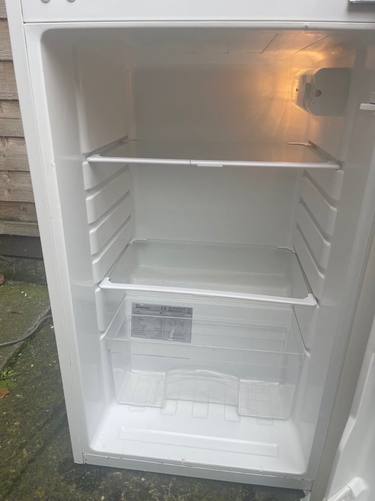ESSENTIAL FRIDGE FREEZER FREE DELIVERY 🚚 