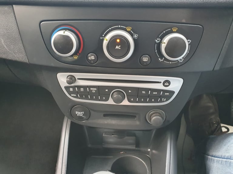 2010 Renault Megane 1.6 16V Dynamique TomTom Hatchback 5dr Petrol Manual Euro 5