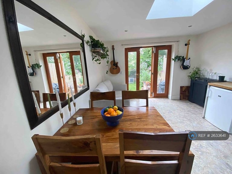 image for 3 bedroom house in Guildford Park Road, Guildford, GU2 (3 bed) (#2633641)