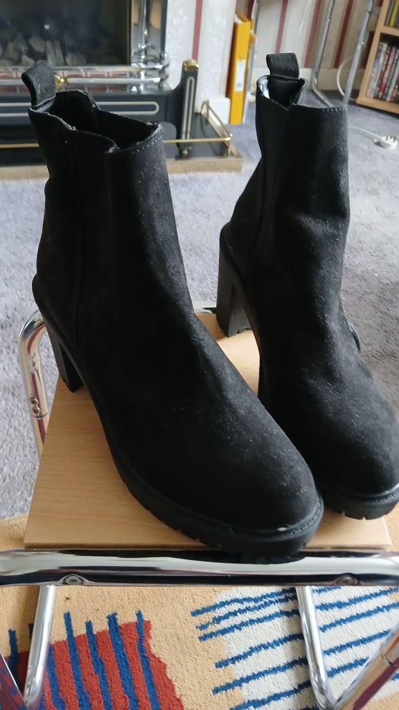image for Ladies suede boots size 5