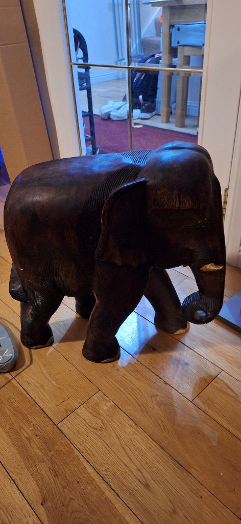 Amazing Elephant (15kg) Hand carved wood, in one piece. An eye catcher imported from Thailand