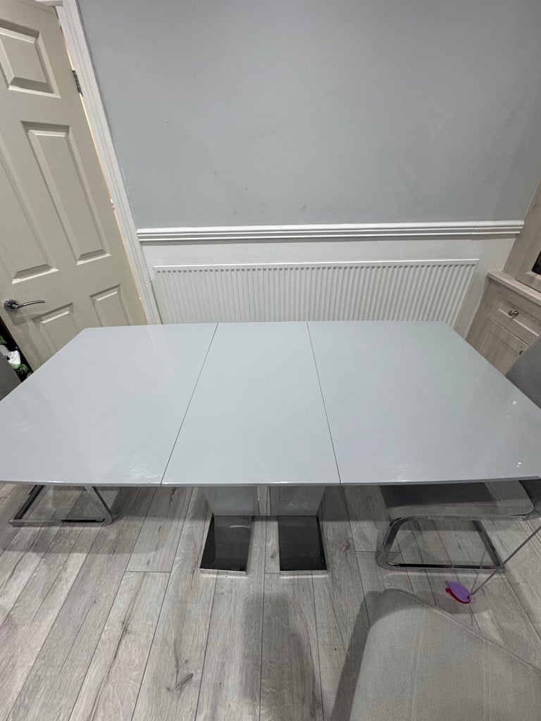 Dining table and 6 chairs Extendable up to 160cm