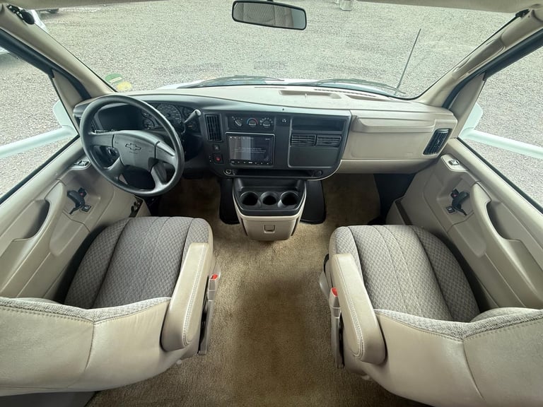 FourWinds Chateau Sport 7 Berth 7 Seatbelts 2006 American RV Motorhome For Sale 