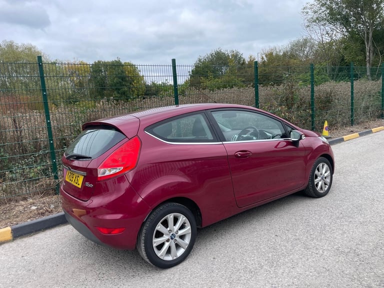 FORD FIESTA 1.2 ZETEC 09 REG MAGENTA RED 3 DOOR MOT 12 MONTHS MOT  INSURANCE 48+MPG