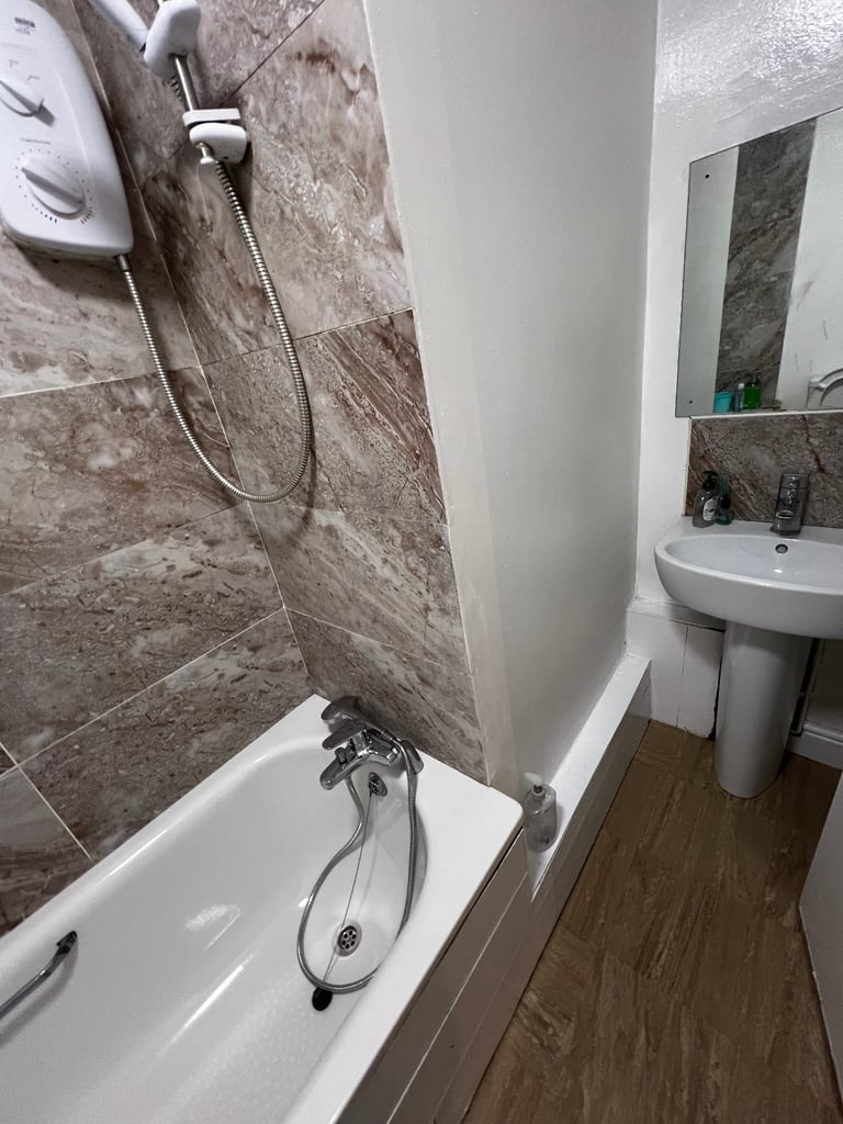 THREE BEDROOM GROUND FLOORS FLAT TO LET AT WICK ROAD HACKNEY LONDON E9 5AN 