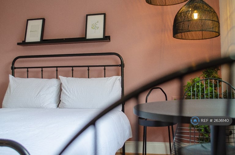 Studio flat in Kensington Gardens Square, London, W2 (#2636140)