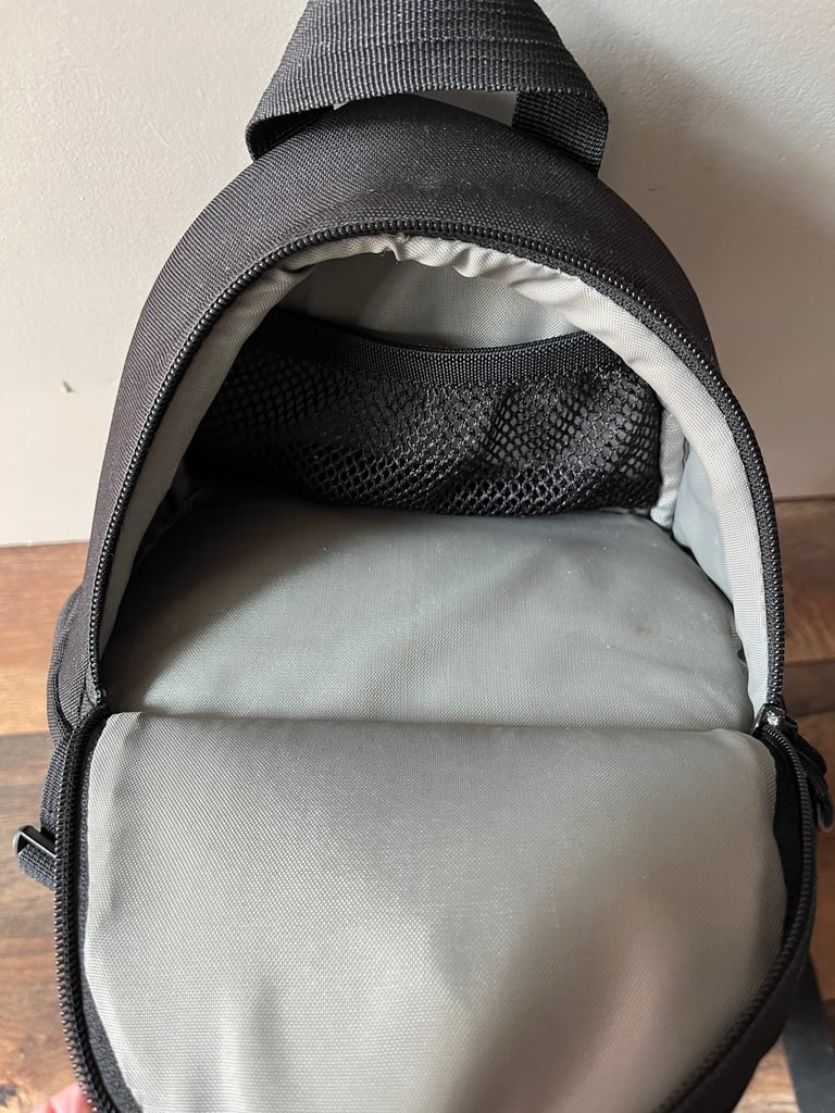  Lowepro Slingshot 100 AW camera bag -  Black - sling bag - fits DSLR