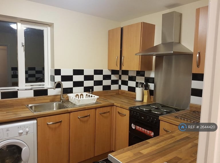 2 bedroom flat in Waterville Drive, Vange, Basildon, SS16 (2 bed) (#2644420)