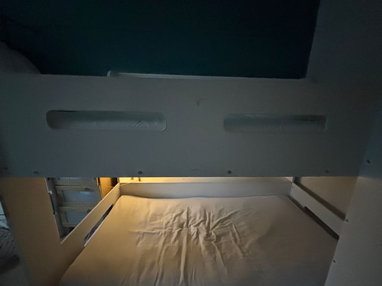 Bunkbed with shelves 