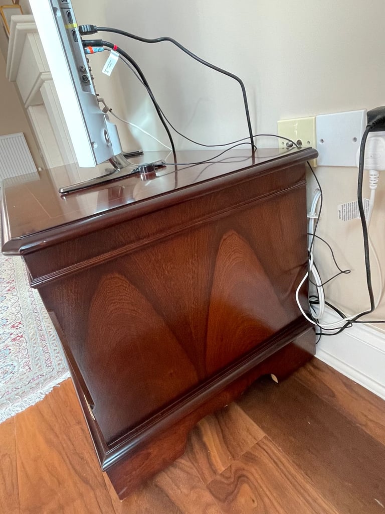 Mahongany veneer TV stand, 2 compartments with shelves