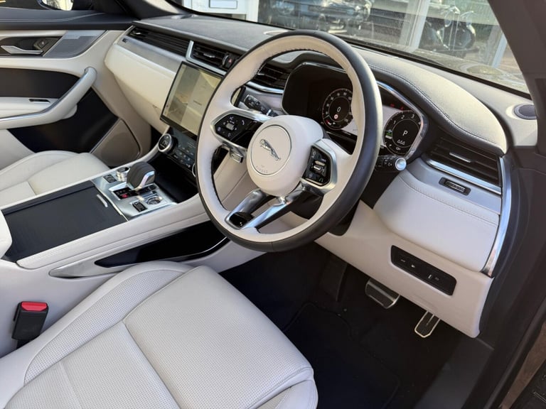 2024 Jaguar F-Pace 2.0 P400e 19.3kWh R-Dynamic SE Black Auto AWD Euro 6 (s/s) 5dr ESTATE Petrol/E...