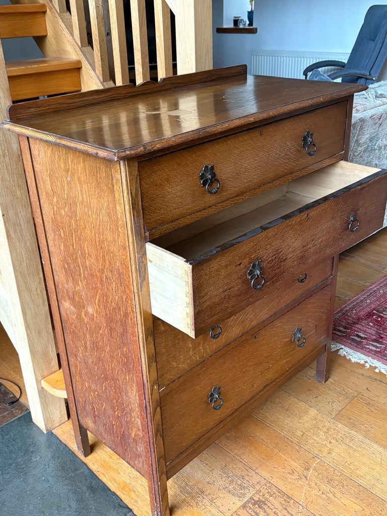 Wooden chest of drawers (oak).