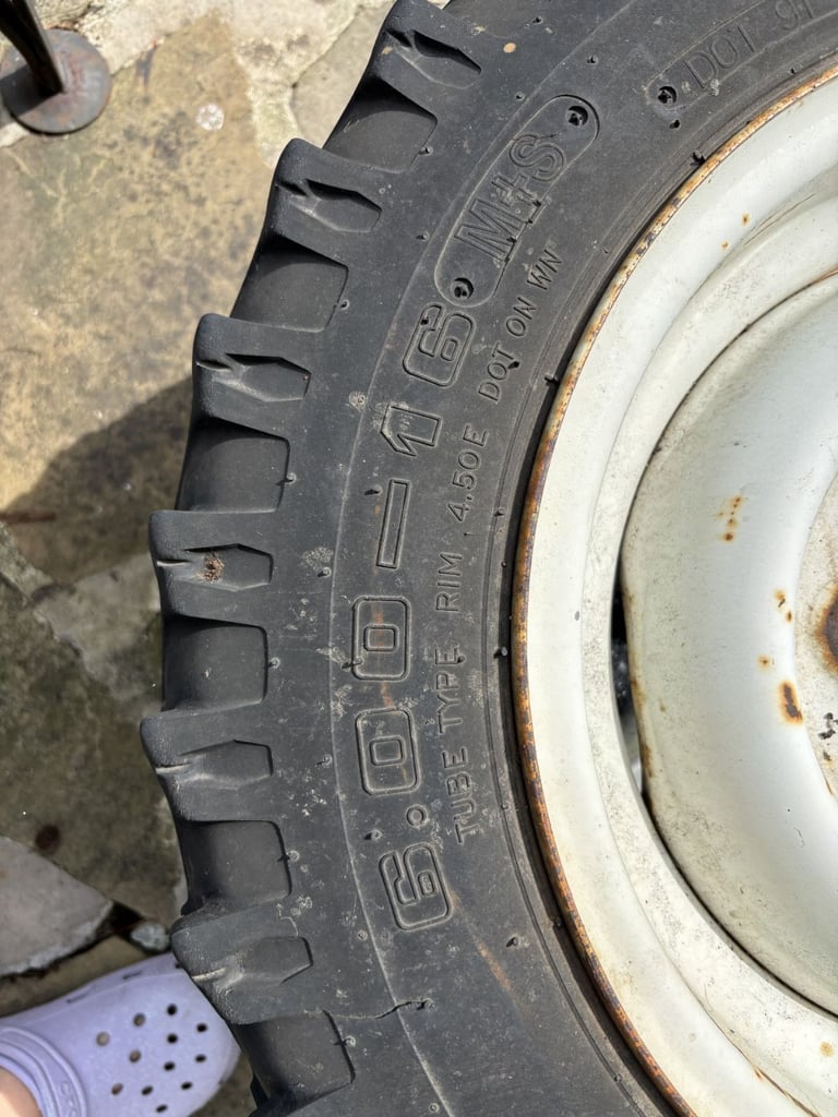 Land Rover tyre and wheel - ML 914  6.00 – 16 M+S