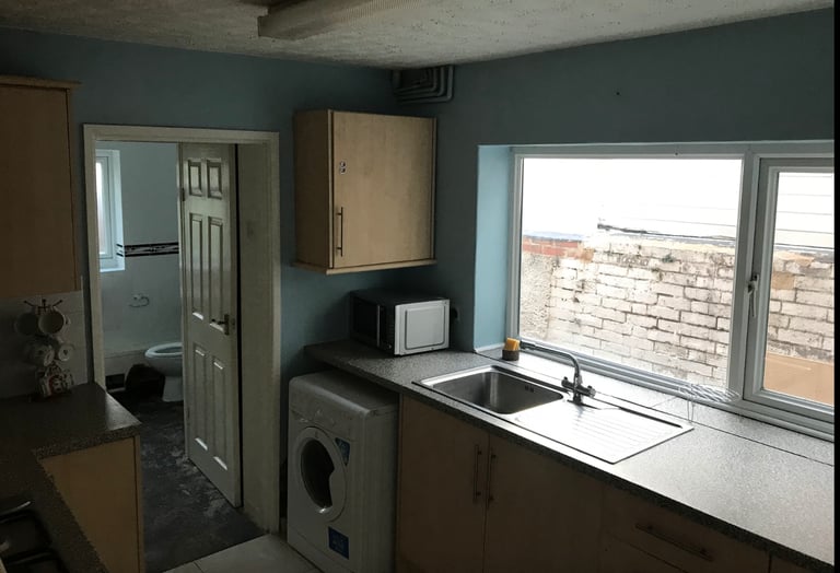 Double room near the train station, all bills included