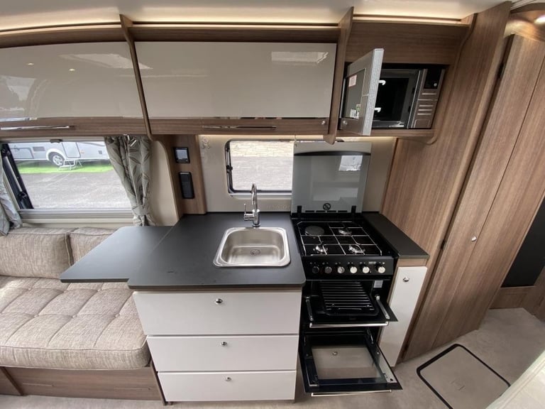 2018 BAILEY UNICORN VALENCIA 4 BERTH TOURING CARAVAN