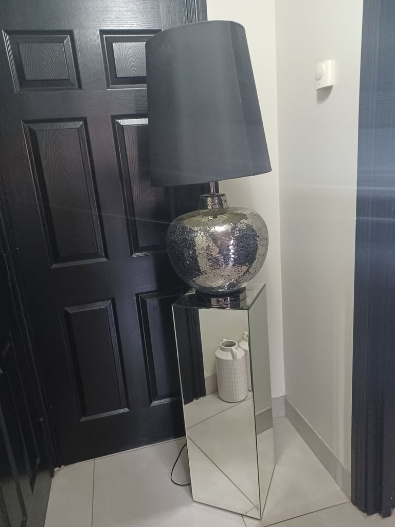 Lamp and  big lamp shade   and mirror stand would go really well for livingroom etc 