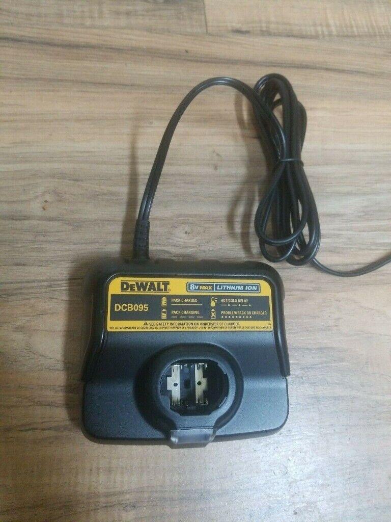 DeWALT DCB095 8-Volt Max Pocket Battery Charger for Gyroscopic tools N