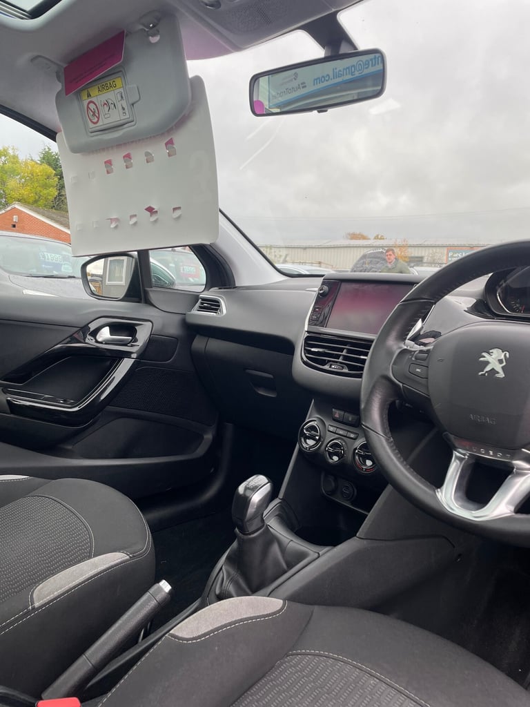 2015 Peugeot 208 1.2 VTi Style 3dr HATCHBACK Petrol Manual