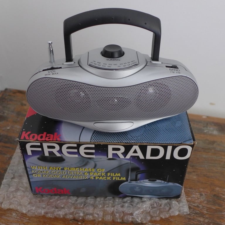 VINTAGE PHOTOGRAPHIC COLLECTABLE: A KODAK ‘GIVEAWAY’ RADIO. ‘FREE’ KODAK RADIO.
