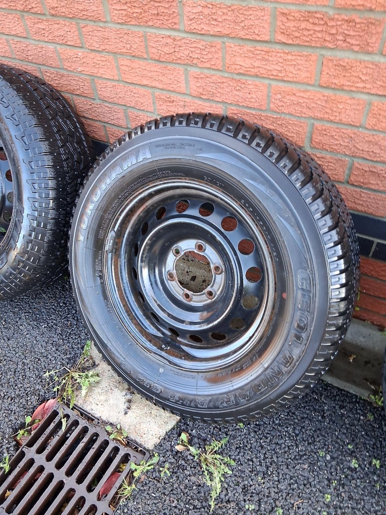 4 Toyota 4wd pick up wheels tyers. 