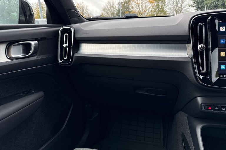 2023 Volvo XC40 2.0 B3 MHEV Plus DCT Auto Euro 6 (s/s) 5dr SUV PETROL Automatic