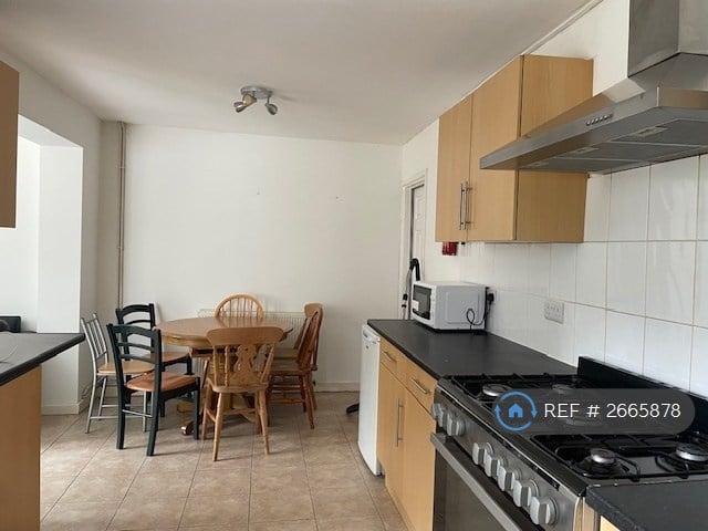 image for 6 bedroom house in Applegarth Avenue, Guildford, GU2 (6 bed) (#2665878)