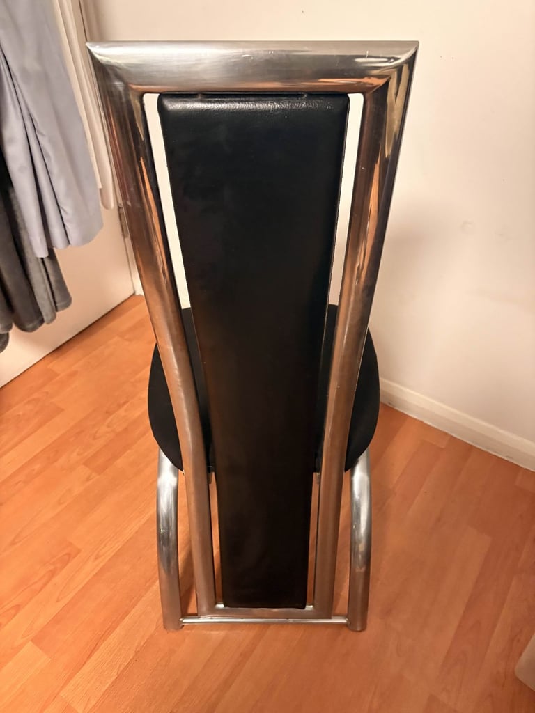 Black Glass Extendable Dining Table with 6 Chairs – Used Condition