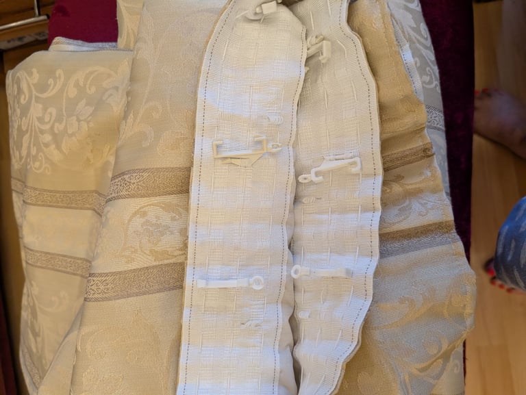 Beautiful quality Damask lined curtains 91 inches wide x 59 inches drop