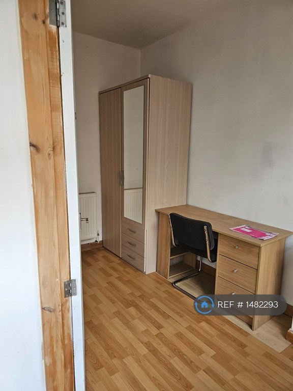 2 bedroom house in Hanover Street, Newcastle-Under-Lyme, ST5 (2 bed) (#1482293)