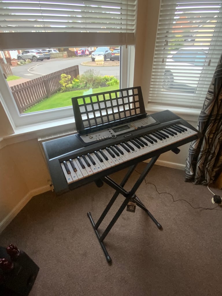 Yamaha EZ-200 61 Key Electronic Keyboard With Carry Case and Stand