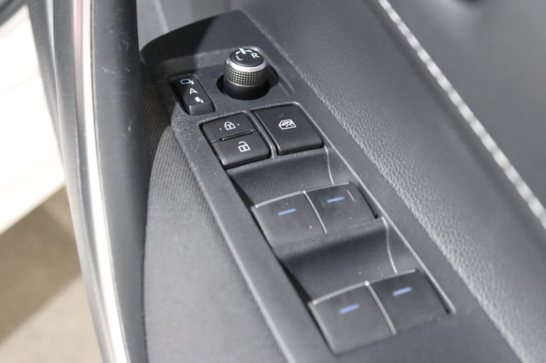 2020 Toyota Corolla 2.0 VVT-h Design Hatchback 5dr Petrol Hybrid CVT Euro 6 (s/s) (184 ps) Hatchb...