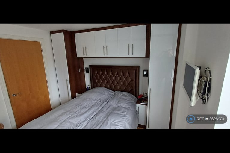1 bedroom flat in St Davids Square, Canary Wharf, E14 (1 bed) (#2628924)