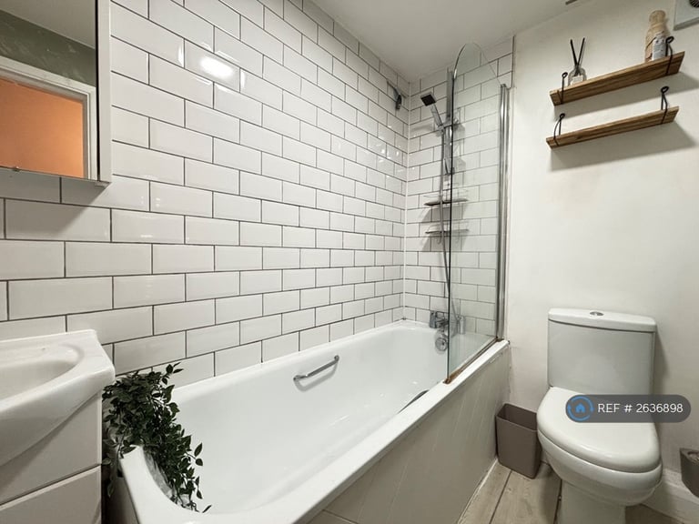 1 bedroom flat in Central Hill, London, SE19 (1 bed) (#2636898)
