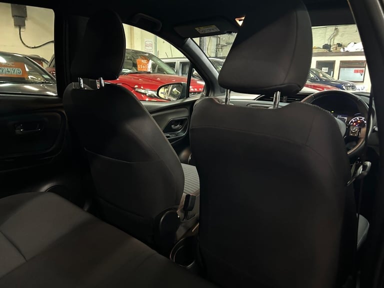 2018 Toyota Yaris 1.5 VVT-i Grey Bi-Tone Euro 6 5dr HATCHBACK Petrol Manual