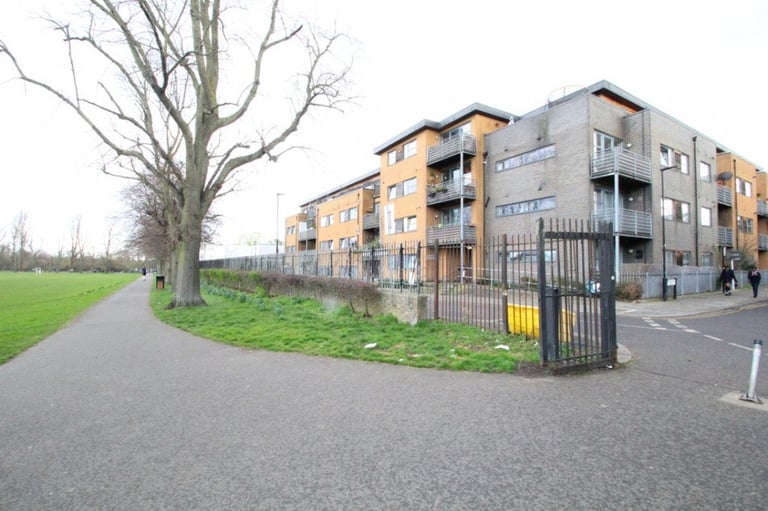 Hane Estate Agents offer a 1 bedroom 2nd floor flat within a modern block with lift access