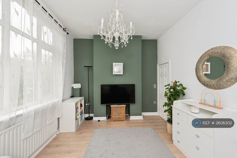 2 bedroom flat in Upper Richmond Road West, London, SW14 (2 bed) (#2608302)