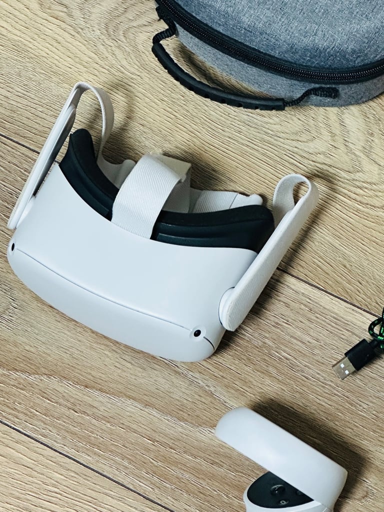 Meta Oculus Quest 2 - 128GB - Good Condition - Case