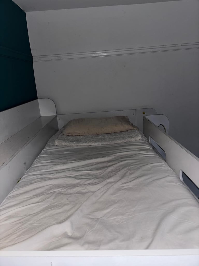 Bunkbed with shelves 