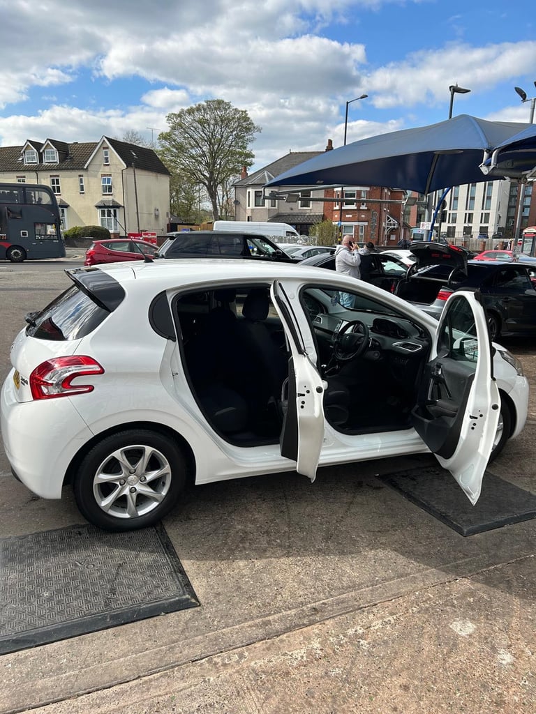 Peugeot, 208, Hatchback, 2013, Semi-Auto, 1398 (cc), 5 doors