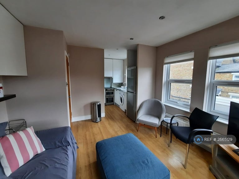 2 bedroom flat in George Lane, London, SE13 (2 bed) (#2665129)