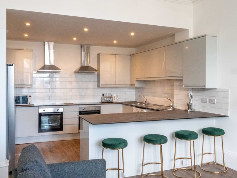 FLAT SHARE: Double room available in large HMO flat in Blackford – available soon!