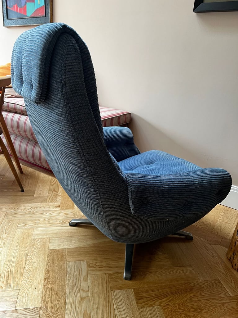 Stylish Mid Century Swivel Lounge Arm Chair