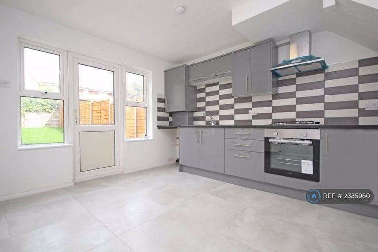 2 bedroom house in Taylor Close, Hounslow, TW3 (2 bed) (#2335960)