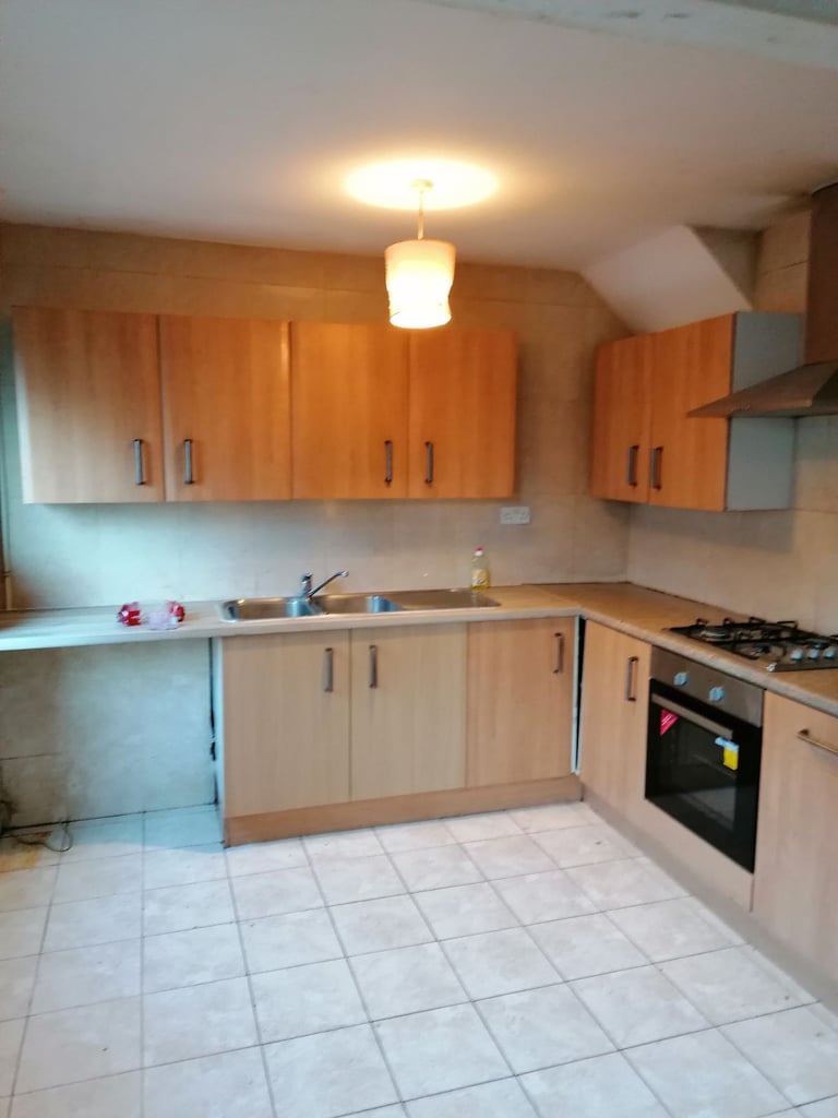 3 bed room semi detached house TO LET