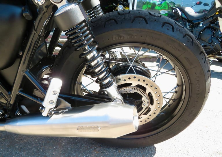 TRIUMPH BONNEVILLE STREET TWIN 900 BRAT TRACKER EDITION 