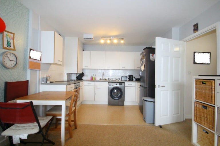 Hane Estate Agents offer a 1 bedroom 2nd floor flat within a modern block with lift access