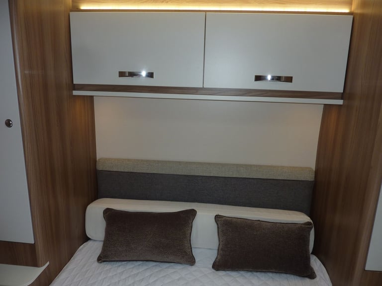 Swift Charisma FIXED ISLAND BED 2018