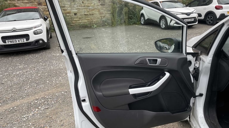 2016 Ford Fiesta 1.0 EcoBoost Zetec White 5dr HATCHBACK PETROL Manual
