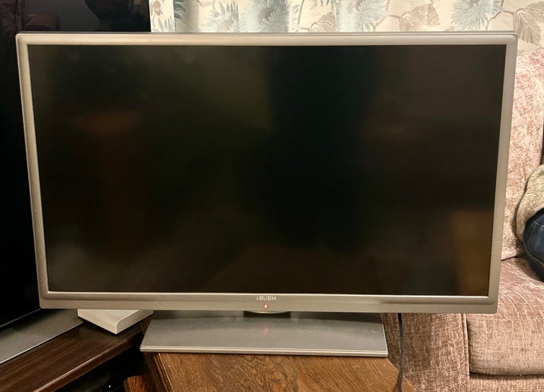 Bush 32in TV see photo for model number  H19in/49cm W29in/74cm D7.5in/19cm Good condition  B043