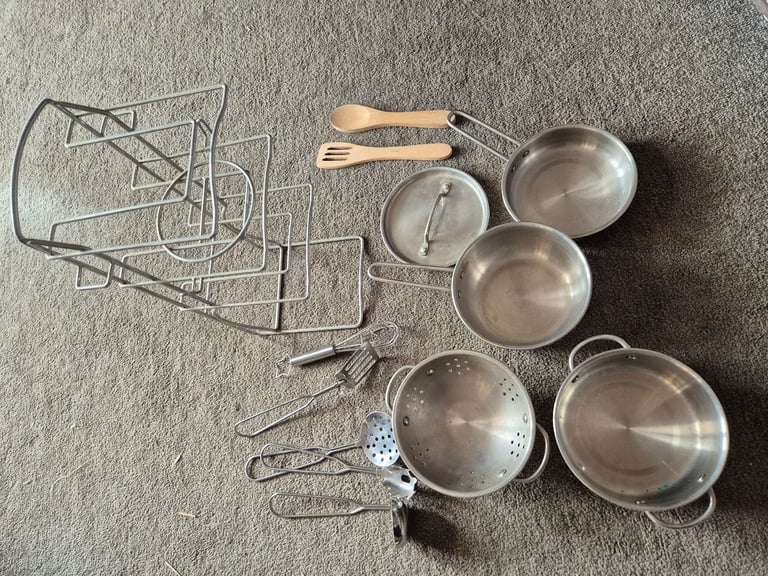 Melissa and Doug saucepans set